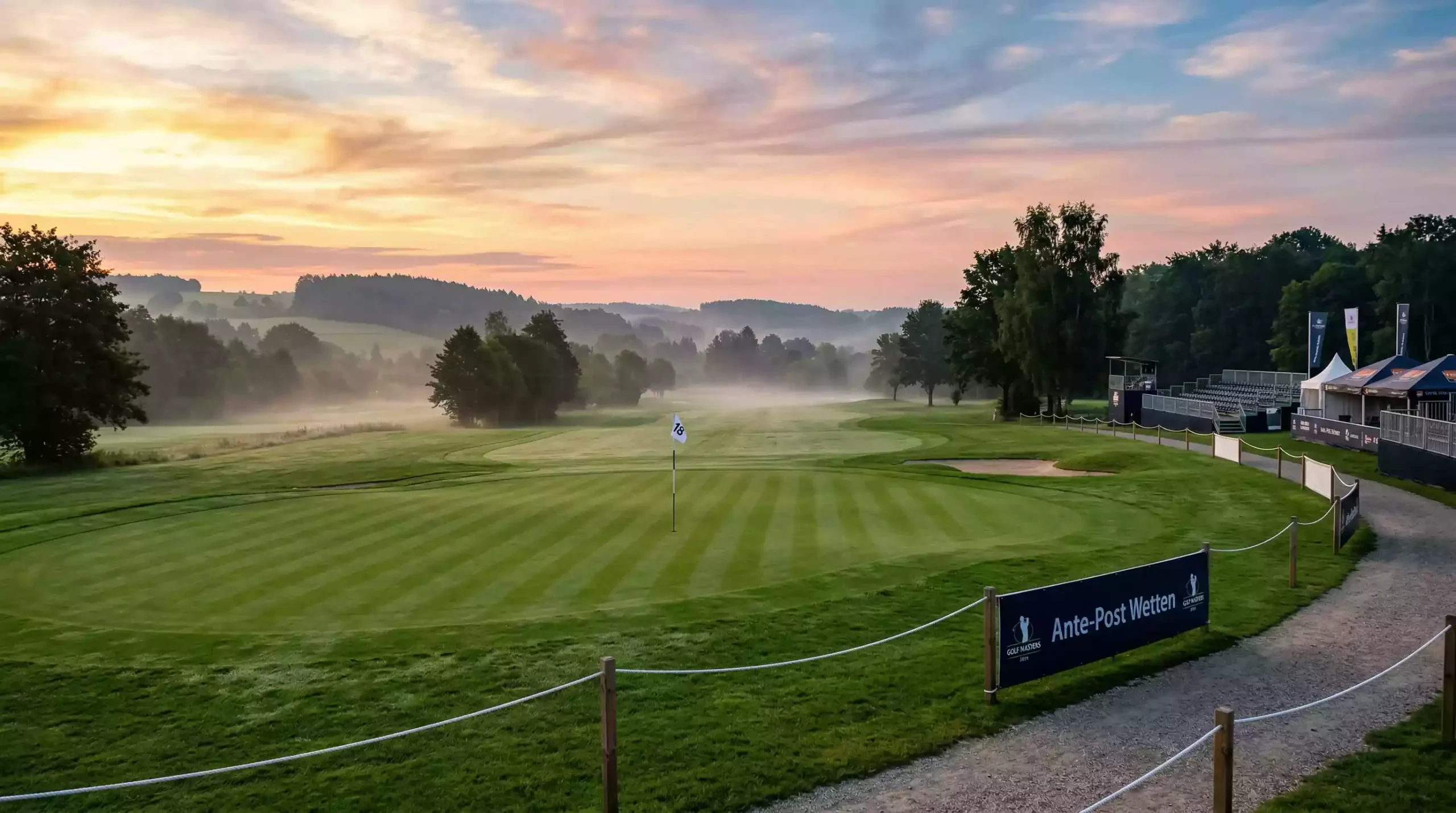 Leerer Golfplatz in der Morgendämmerung vor Turnierbeginn