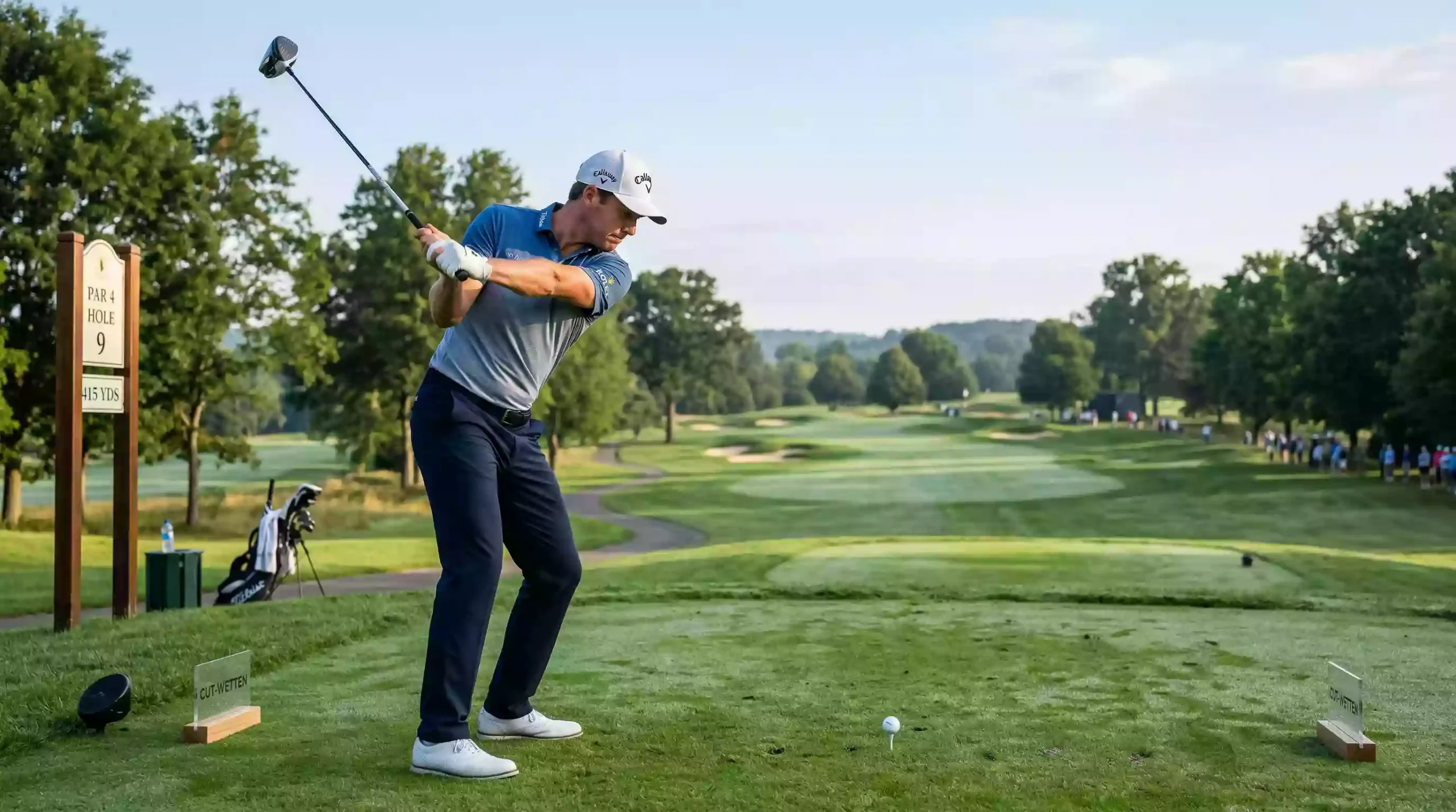 Golfspieler beim konzentrierten Abschlag auf der Teebox eines Golfturniers