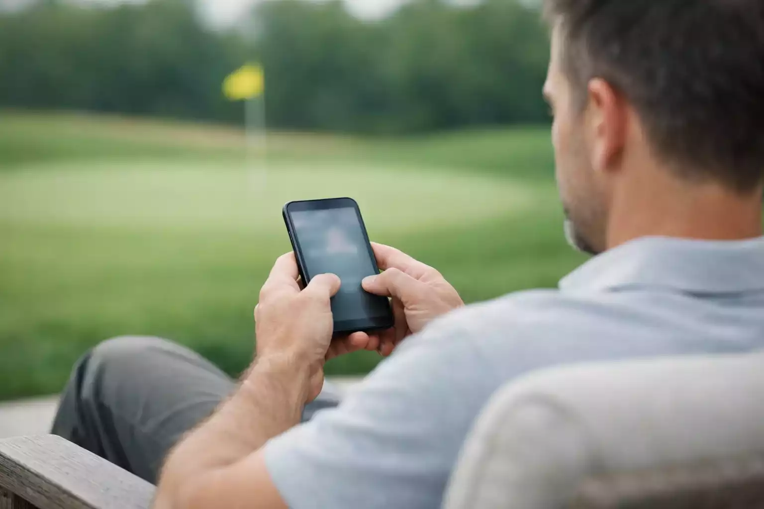 Golf Live Wetten Leaderboard — Sportwetter verfolgt Echtzeit-Ergebnisse eines Golfturniers auf dem Smartphone