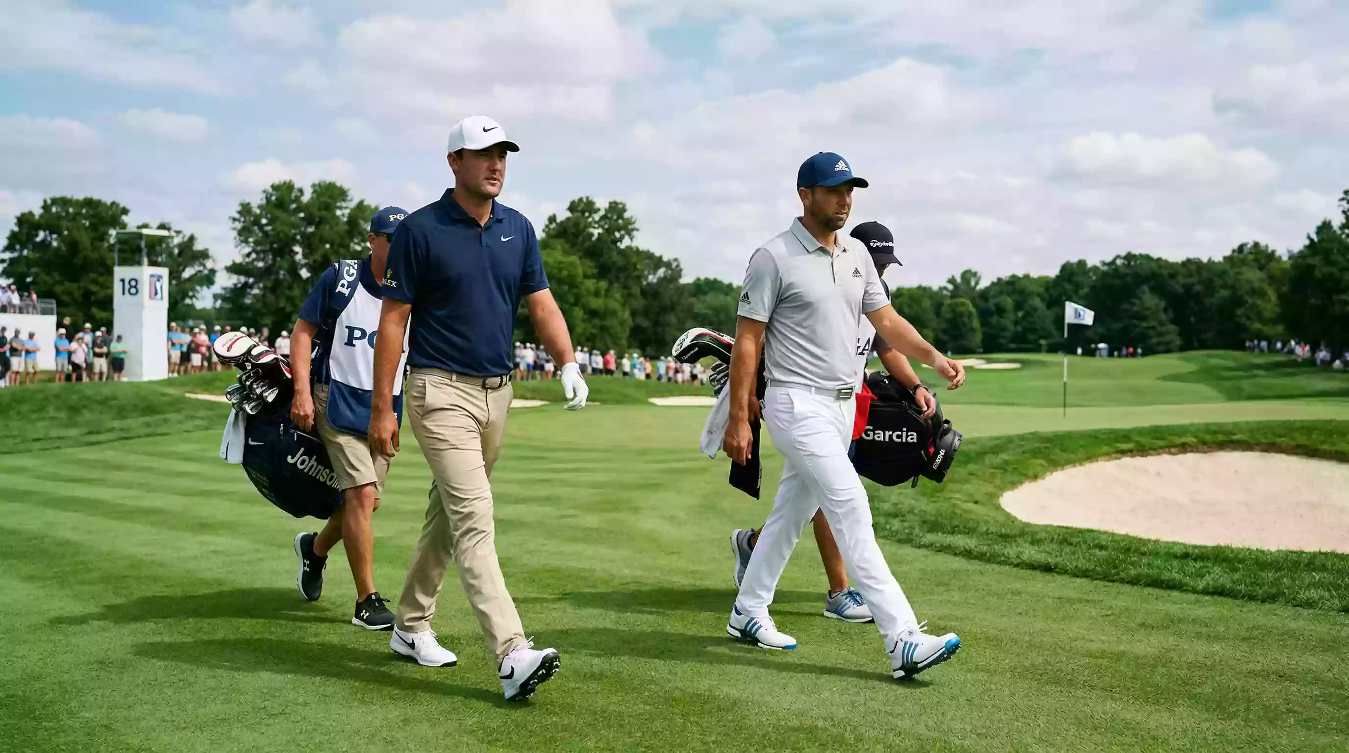 Golf Wettarten Überblick — Zwei Golfspieler auf dem Grün bei einem Head-to-Head-Matchup während eines Turniers