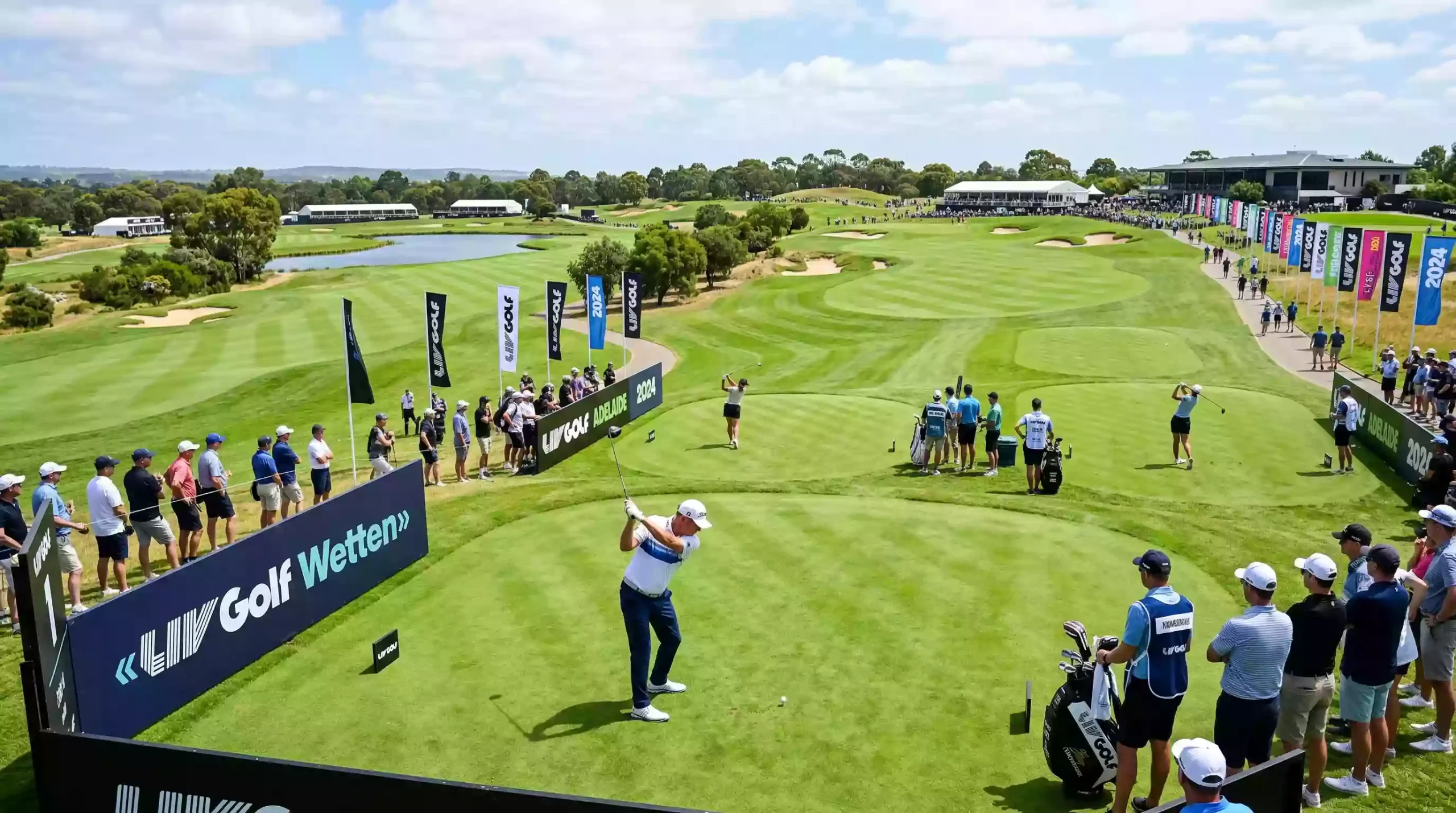 Golfspieler beim Shotgun-Start auf einem modernen Golfplatz