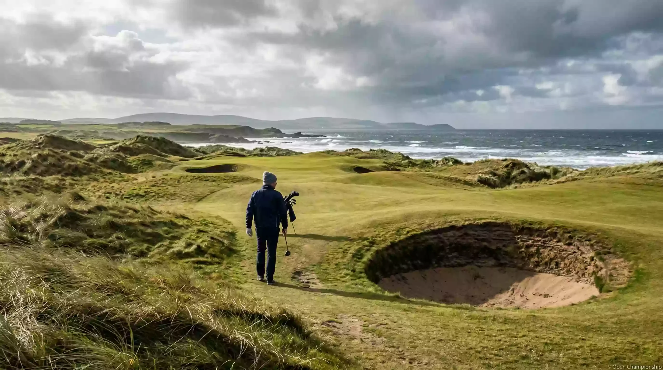 Links-Golfplatz an der Küste mit windgepeitschtem Gras und dramatischem Himmel
