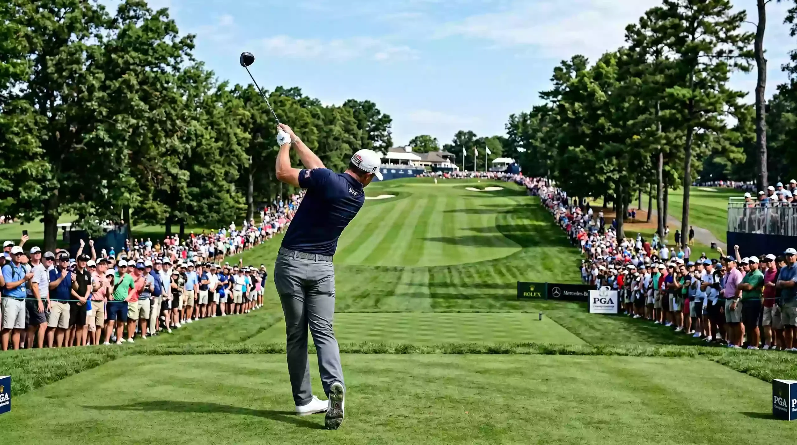 Golfspieler beim kraftvollen Drive auf einem PGA-Championship-Platz