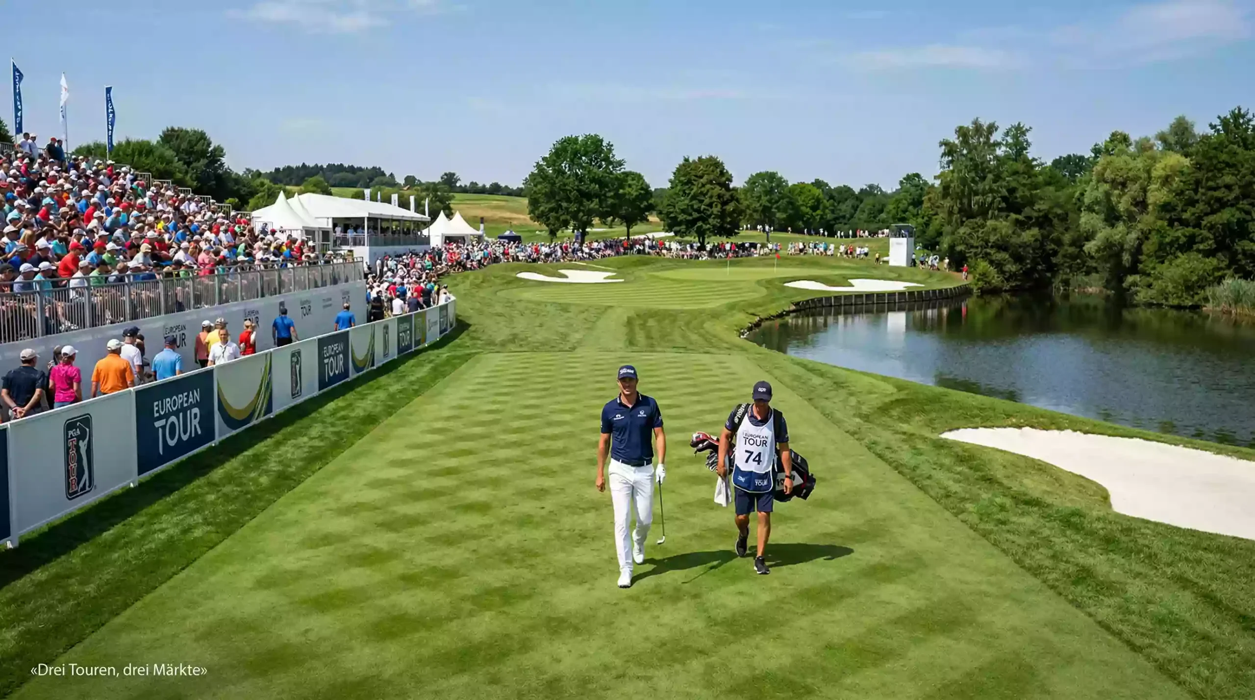 Golfer auf einem Turnierplatz mit Zuschauertribüne — PGA Tour, DP World Tour und LIV Golf Wettmärkte