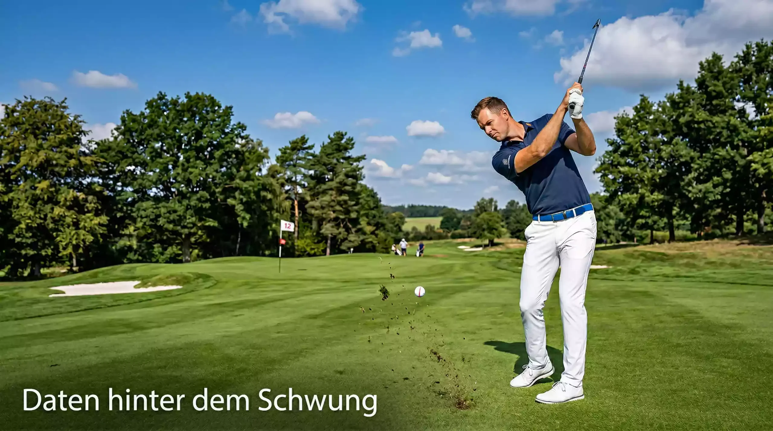 Golfer spielt Eisenschlag auf dem Fairway Richtung Grün — Strokes Gained Analyse für Golf Wetten