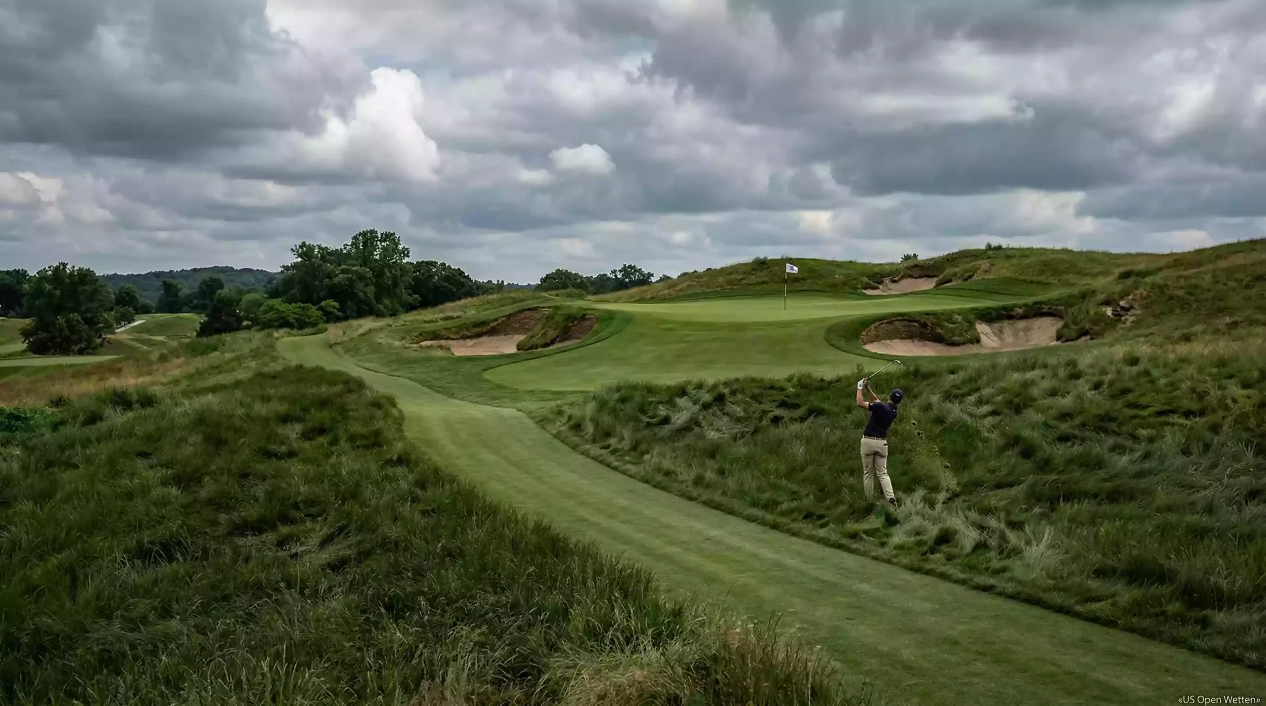Anspruchsvoller Golfplatz mit hohem Rough und schmalen Fairways im US-Open-Setup